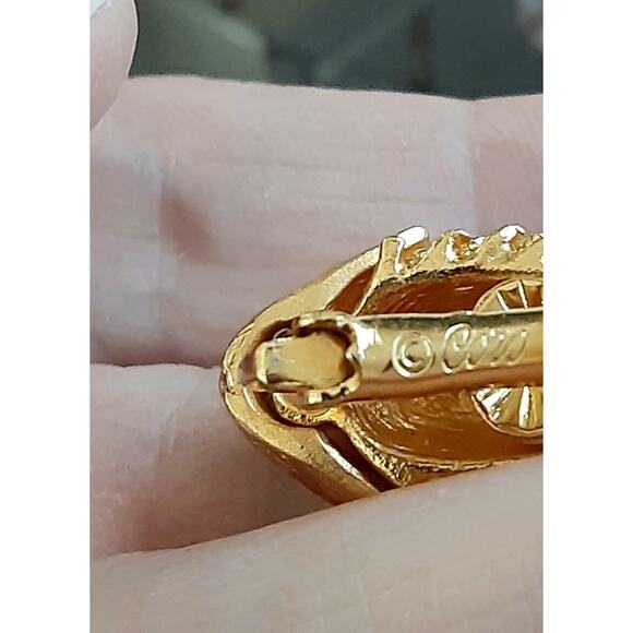 Vintage Signed Coro Textured Gold Tone Clip On Earrings Retro Lovely - Picture 2 of 6